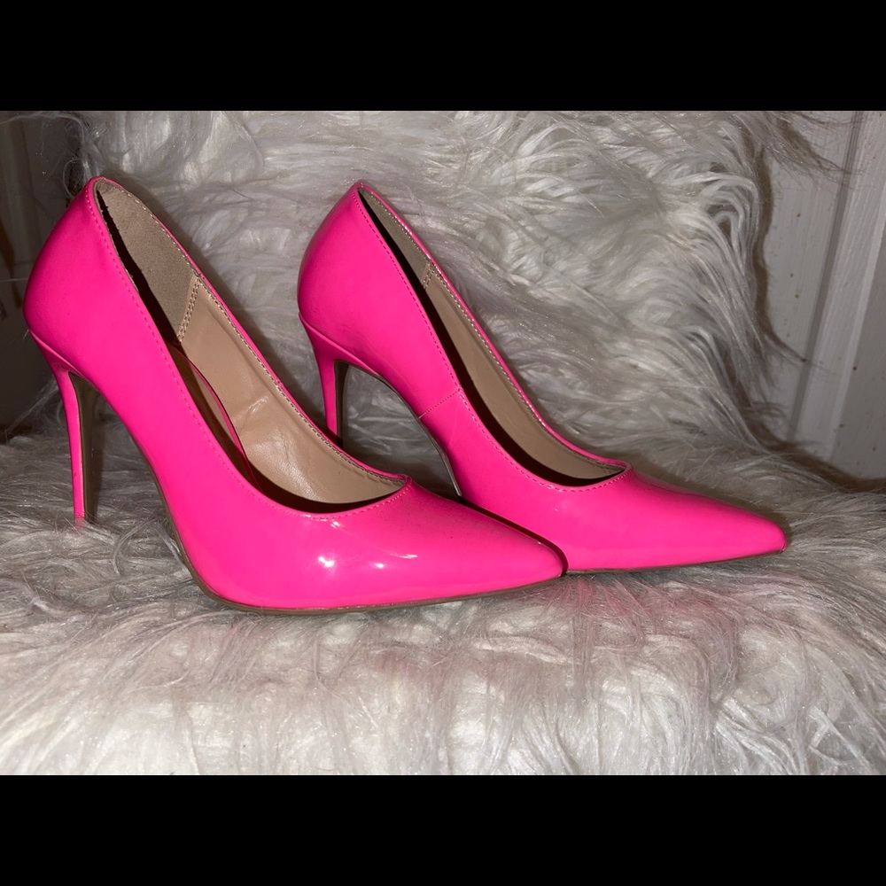Cute bright pink heels 💕